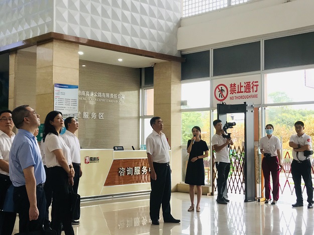 金堂服務(wù)區+蜀道集團黨委副書(shū)記、董事鄒蔚調研”暖心之家“ (1).JPG