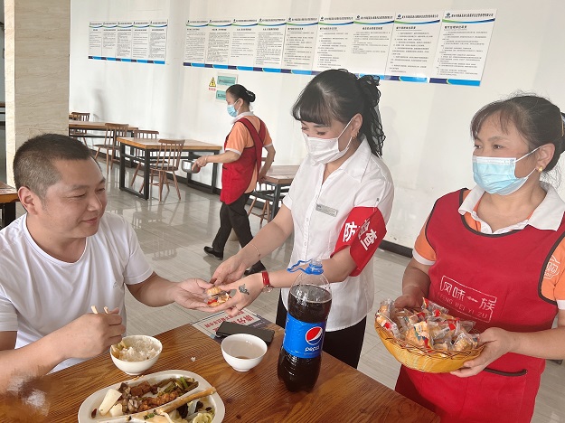 下八廟+中秋向過(guò)往駕乘送月餅 (1).jpg