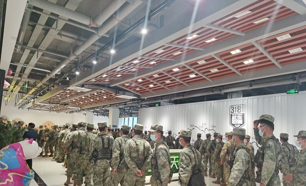 官兵排隊就餐.jpg