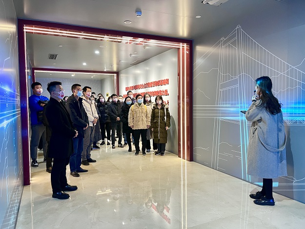 蜀道傳媒公司組織參觀(guān)蜀道集團企業(yè)文化展廳1.jpg