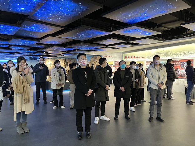 蜀道傳媒公司組織參觀(guān)蜀道集團企業(yè)文化展廳3.jpg