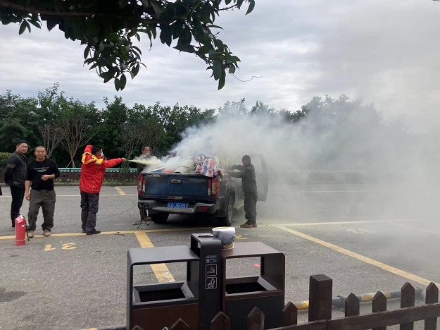 中江服務(wù)區+果斷高效處置車(chē)輛自燃事故 (1).png