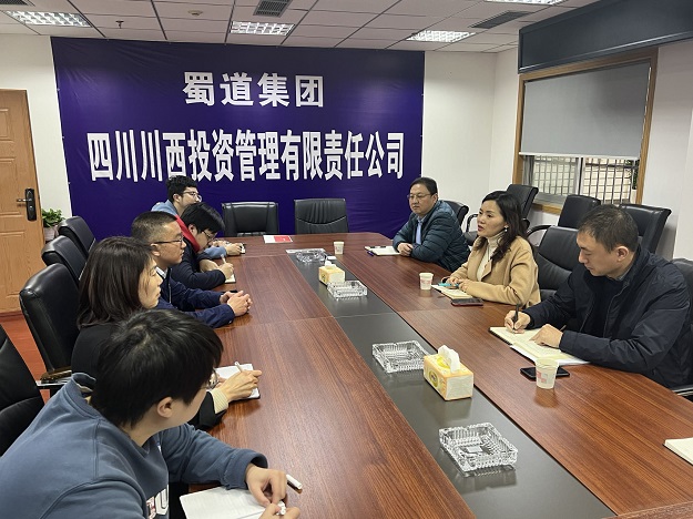 蜀道交通服務(wù)集團黨委委員、職工董事、工會(huì )主席杜春萍帶隊前往川西投資管理公司開(kāi)展業(yè)務(wù)交流.jpg