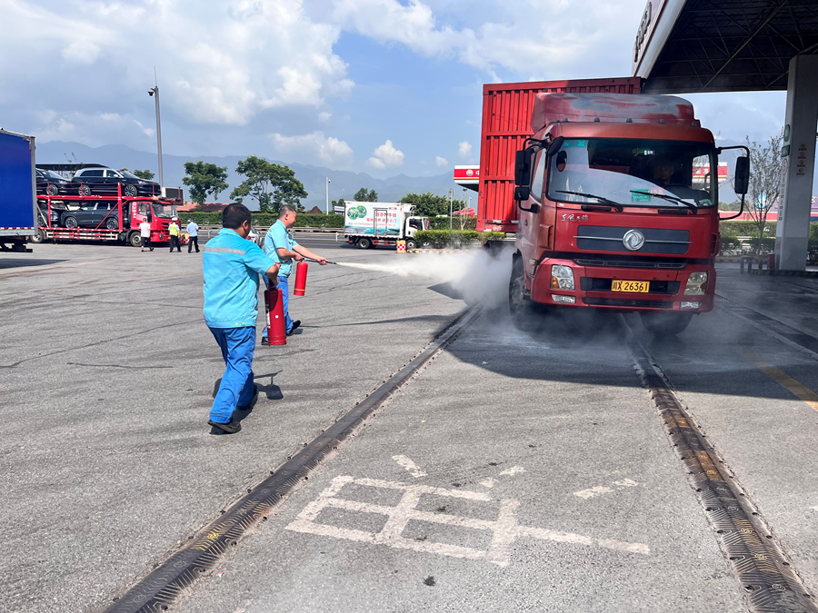 蜀交中油公司鄰水加油站化解車(chē)輛險情.jpg